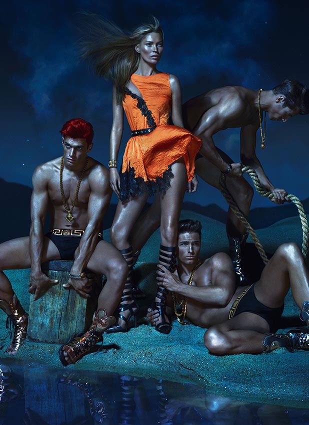 Versace, Kate Moss ve yarı çıplak yakışıklı mankenler