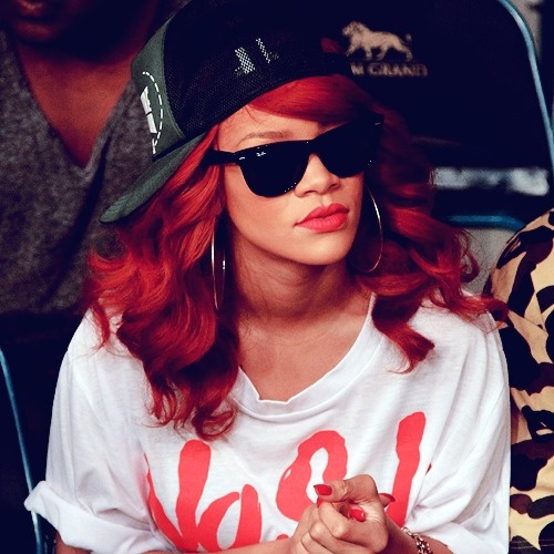 Çıtı pıtıydı, asi rockstar oldu! İşte Rihanna’nın moda evrimi…