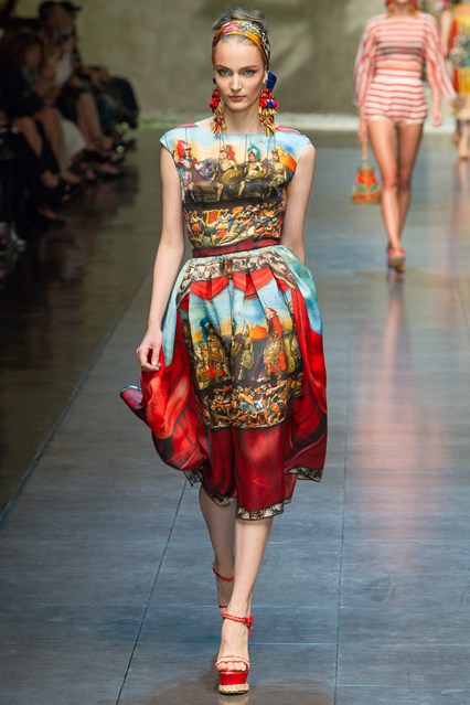 Rengarenk bir Dolce&Gabbana 2013 yaz koleksiyonu