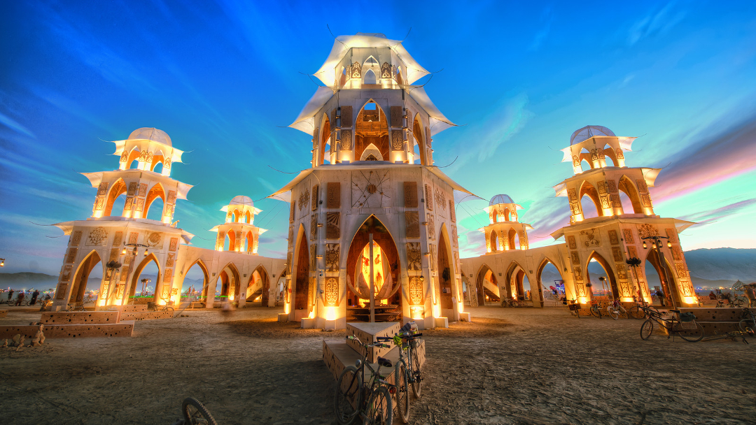 ÇÖL’DE RENGARENK BİR FESTİVAL: BURNING MAN?